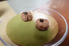 Bitter chocolate truffle, coca powder