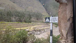 Prohibido el paso de peatones por el tunel (Pedestrians are prohibited in the tunnel)