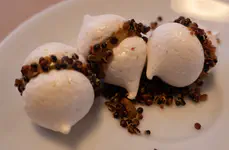 Meringues with toasted quinoa and bacon caramel